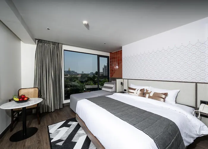 We Riverfront Hotel *