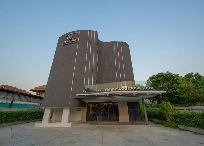 We Riverfront Hotel