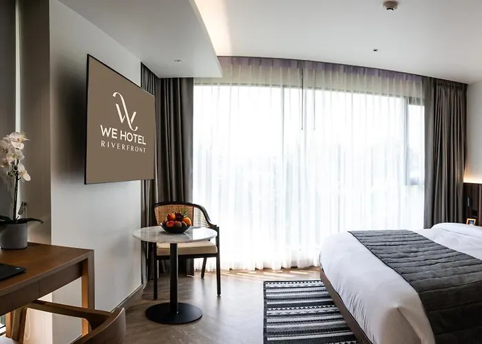 We Riverfront Hotel *