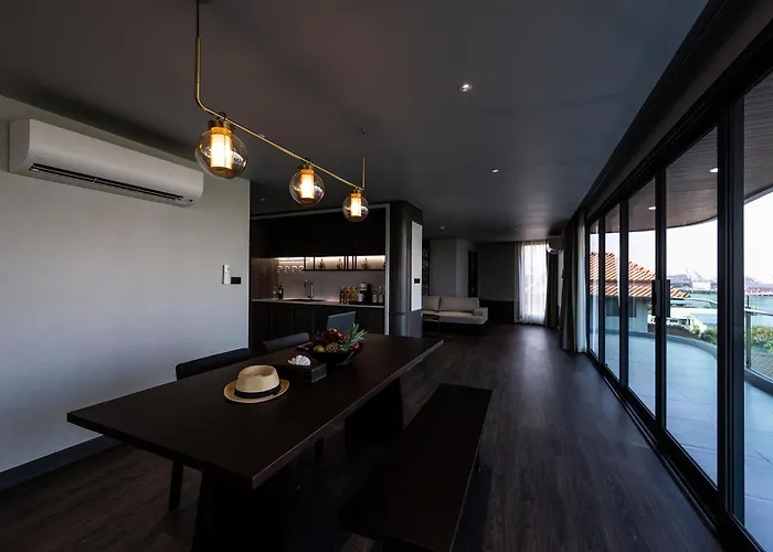We Riverfront Hotel *