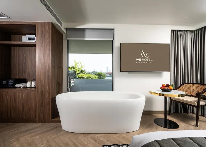 We Riverfront Hotel