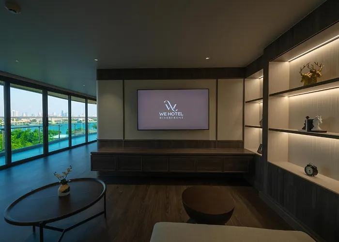 We Riverfront Hotel *